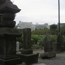 弁天堂周辺には、石碑が多いです。高久藹崖の筆塚もその一つです