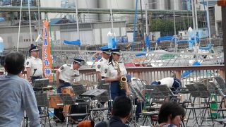 プラザまえで静岡県警察音楽隊の演奏会