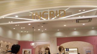 大人可愛いフェミニンウェアが揃っていました