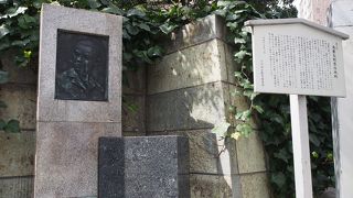 ひっそりと碑がありました