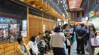 金沢駅東口からバスで5分弱、金沢の台所「近江町市場」