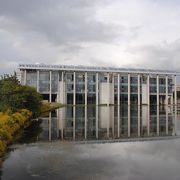 チョルトニン湖の畔にある近代的な建物です。