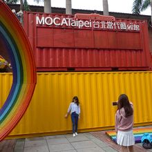 見物客がアート記念撮影をしていました