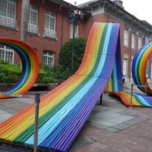 虹色をした竹細工のアートです