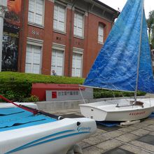 入り口辺りにはヨットが展示されていました