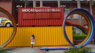 とても綺麗なアートがレンガ造りの建物の前にありに惹かれました!!