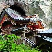 岩にめり込む島の守り火