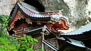 岩にめり込む島の守り火