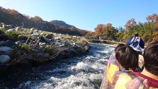 紅葉シーズンの長瀞ライン下りは景色がきれいです。