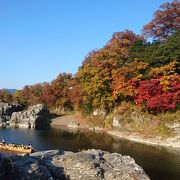 紅葉シーズン、岩畳を散策する人多し。