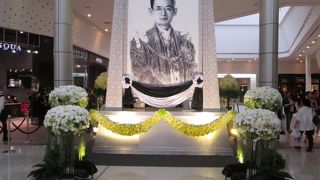 王様の写真が飾られていました