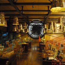 カフェがあります。カフェ・カンパナ　　時計の裏側が見えます。