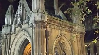 都会の中の静かな教会