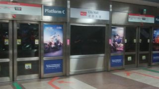 ラッフルズシティと直結