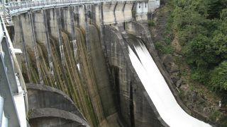 日本で最初に完成したアーチ式コンクリートダム