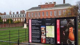 ケンジントン公園の西に公園を眺めるように建っています