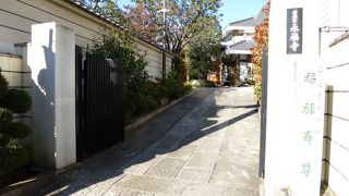 久左衛門坂の入口にあります