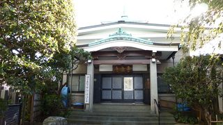 抜弁天交差点の一画にあります