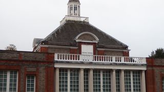 公園内にひっそり建つギャラリーでした