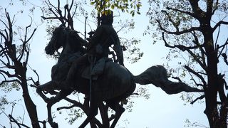 堂々とした銅像