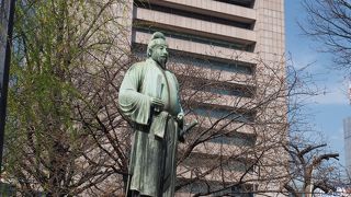 お濠のわきにありました