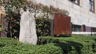 学士会館の敷地内にあります