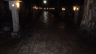 夜の奥の院は独特の空気感。でも観光向きではありません。