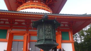 ひときわ目立つ朱塗りの塔