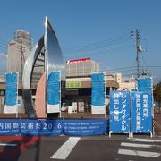 駅から橋を渡ってすぐ