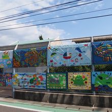 道の反対側は小学校の敷地