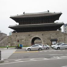 確かに大きな門です。