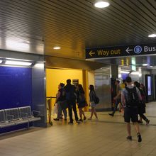 地上階の上がって前方に進むとバスの案内標識が見えます