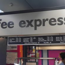 構内には売店もあります