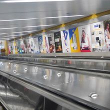 乗車の際は長いエスカレーターでホームに向かいます