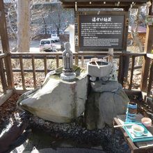 お湯には温泉が使われています。