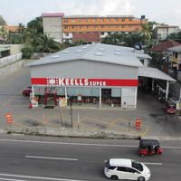 ホテル前のスーパーマーケット