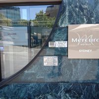 Mercure Sydney エントランス ネームプレート