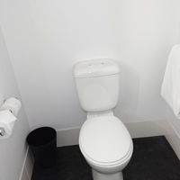 大と小のサインのあるトイレ