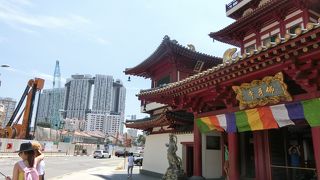 ２００７年に建てられた新しいお寺。屋上の庭園は一見の価値あり。