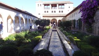 アーチ型噴水とアーチ型柱がきれい