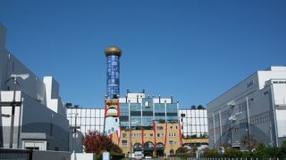 フンデルトヴァッサーの建築が見られます。