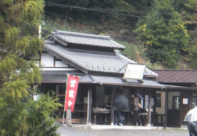 接岨峡大橋の手前にある小さな茶屋です。