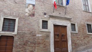 通りの坂道の途中に・・・