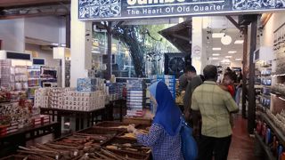 大きな観光土産物屋