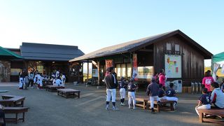 周囲に何もないのに、大賑わい