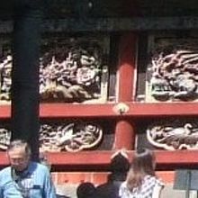 彫りが深くて立体的な彫刻のようです