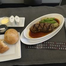行きの機内食（洋食）和牛サーロインのステーキ