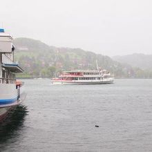 ルツェルン駅前の船着き場から遊覧船を見送る