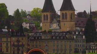 ルツェルン湖岸に出るとまずこの建物に目が行くんじゃないかな