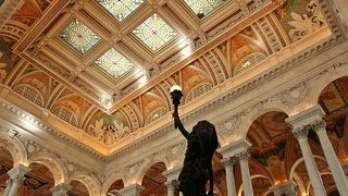 シックで荘厳な図書館